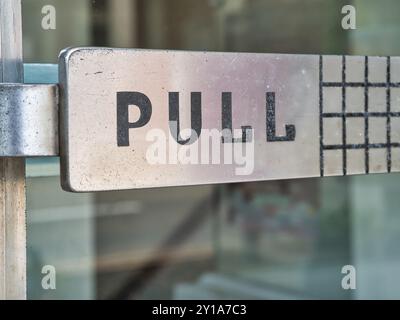 Retro-Schild an der Werkstatttür Stockfoto
