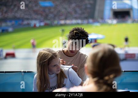 Berlin, Deutschland. September 2024.Athletics, Meeting, ISTAF: Long Jump Women: Leika Mihambo Out Competition Interview mit Presse und Fans. Kredit: Felix Stockfoto