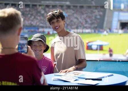 Berlin, Deutschland. September 2024.Athletics, Meeting, ISTAF: Long Jump Women: Leika Mihambo Out Competition Interview mit Presse und Fans. Kredit: Felix Stockfoto