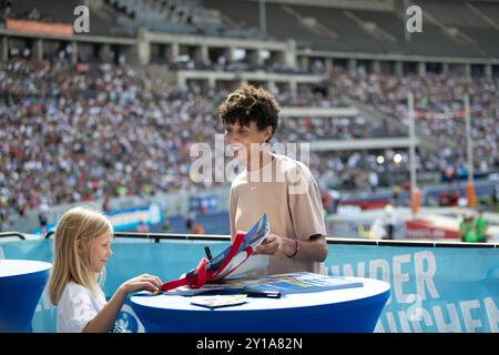 Berlin, Deutschland. September 2024.Athletics, Meeting, ISTAF: Long Jump Women: Leika Mihambo Out Competition Interview mit Presse und Fans. Kredit: Felix Stockfoto