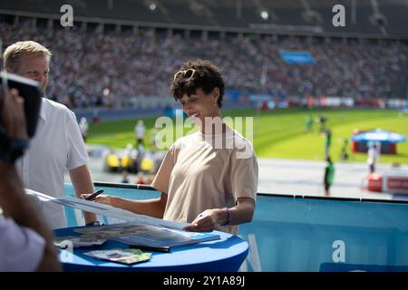 Berlin, Deutschland. September 2024.Athletics, Meeting, ISTAF: Long Jump Women: Leika Mihambo Out Competition Interview mit Presse und Fans. Kredit: Felix Stockfoto