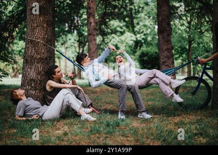 Freunde, die einen verspielten Moment im Park an einem sonnigen Tag genießen Stockfoto