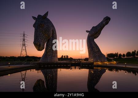 Duke, eine der berühmten Kelpies iScottish Tourist Attraction, Reflectiont in the Water at the Helix, Falkirk, Schottland, Großbritannien bei schlechten Lichtverhältnissen bei Sonnenuntergang Stockfoto