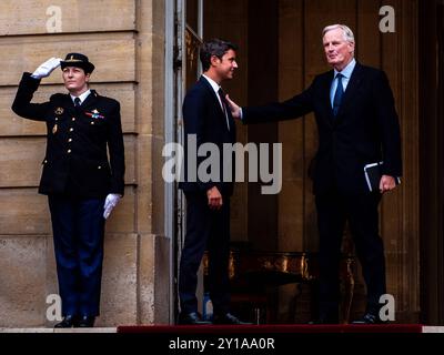 FRANKREICH-PARIS-POLITIK-PM-MATIGNON-GOVERNMENT Übergabe im Hotel de Matignon zwischen dem scheidenden Premierminister Gabriel Attal und dem neuen Mandat zur Regierungsbildung Michel Barnier. Am 5. September 2024 In Paris. PARIS ILE-DE-FRANCE FRANKREICH URHEBERRECHT: XANDREAXSAVORANIXNERIX FRANCE-PARIS-POLITICS-PM-MATIGNO ASAVORANINERI-3 Stockfoto