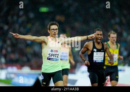 Zürich, Schweiz. September 2024. Zürich, 5. September 2024: Lionel Spitz (SUI) feiert den Sieg des 400m Men Events in der Wanda Diamond League Weltklasse Zürich im Stadion Letzigrund in Zürich. (Daniela Porcelli/SPP) Credit: SPP Sport Press Photo. /Alamy Live News Stockfoto