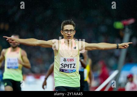Zürich, Schweiz. September 2024. Zürich, 5. September 2024: Lionel Spitz (SUI) feiert den Sieg des 400m Men Events in der Wanda Diamond League Weltklasse Zürich im Stadion Letzigrund in Zürich. (Daniela Porcelli/SPP) Credit: SPP Sport Press Photo. /Alamy Live News Stockfoto