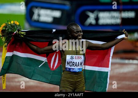 Zürich, Schweiz. September 2024. Zürich, Schweiz, 5. September 2024: Mary Moraa (KEN) feiert ihren Sieg während des 800m langen Women Events in der Wanda Diamond League Weltklasse Zürich im Stadion Letzigrund in Zürich. (Daniela Porcelli/SPP) Credit: SPP Sport Press Photo. /Alamy Live News Stockfoto