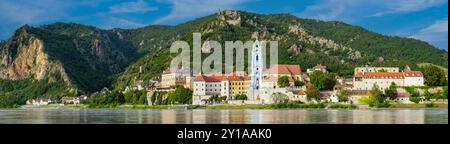 Dürnstein Panorama mit Kloster und Ruine - Blick von Rossatz nach Dürnstein am gegenüberliegenden Donauufer im Weltkulturerbe Wachau Stockfoto