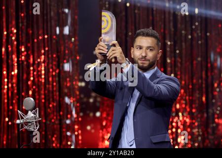 Hamburg, Deutschland. September 2024. Gianluca Meli vom Sender 98,8 KISS FM freut sich über die Auszeichnung in der Kategorie „Bester Moderator“ bei der Verleihung des Deutschen Rundfunkpreises im Bühnentheater neue Flora. Der Deutsche Rundfunkpreis gilt als die wichtigste Auszeichnung der Branche. Es wird von den Radiosendern der ARD, Deutschlandradio und den privaten Radiosendern in Deutschland gesponsert. Quelle: Christian Charisius/dpa Pool/dpa/Alamy Live News Stockfoto