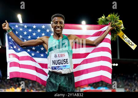 Zürich, Schweiz. September 2024. Zürich, Schweiz, 5. September 2024: Yared Nuguse (USA) feiert seinen Sieg während des 1500m Men Events in der Wanda Diamond League Weltklasse Zürich im Stadion Letzigrund in Zürich. (Daniela Porcelli/SPP) Credit: SPP Sport Press Photo. /Alamy Live News Stockfoto