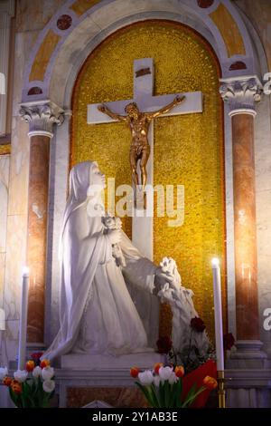 St. Thérèse von Lisieux. Eine Statue der Heiligen Thérèse von Lisieux in Chiesa di Santa Teresa del Bambin Gesù in Panfilo, Rom, Italien. Stockfoto