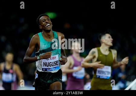 Zürich, Schweiz. September 2024. Zürich, Schweiz, 5. September 2024: Yared Nuguse (USA) feiert seinen Sieg während des 1500m Men Events in der Wanda Diamond League Weltklasse Zürich im Stadion Letzigrund in Zürich. (Daniela Porcelli/SPP) Credit: SPP Sport Press Photo. /Alamy Live News Stockfoto