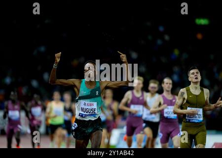Zürich, Schweiz. September 2024. Zürich, Schweiz, 5. September 2024: Yared Nuguse (USA) feiert seinen Sieg während des 1500m Men Events in der Wanda Diamond League Weltklasse Zürich im Stadion Letzigrund in Zürich. (Daniela Porcelli/SPP) Credit: SPP Sport Press Photo. /Alamy Live News Stockfoto