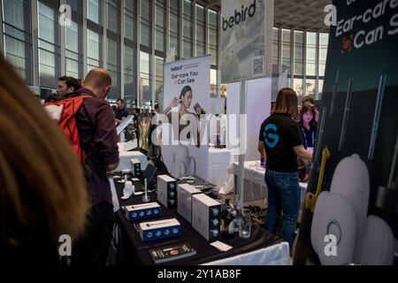 Berlin, Deutschland. September 2024. Am 5. September 2024 versammelten sich Technologieunternehmen aus aller Welt auf der Messe Berlin für ShowStoppers, eine Presseveranstaltung zum Auftakt der jährlich stattfindenden IFA (Internationale Funkausstellung), einer der weltweit größten Ausstellungen für Unterhaltungselektronik. Die Veranstaltung bot eine exklusive Gelegenheit für führende Unternehmen und Start-ups weltweit, in einem Raum mit Hunderten von Journalisten Spitzentechnologien zu präsentieren. Die Aussteller reichten von großen internationalen Marken bis hin zu neuen Start-ups, die alle um Medienaufmerksamkeit und Berichterstattung vor der IFA 2024 wetteiferten, die offiziell stattfand Stockfoto