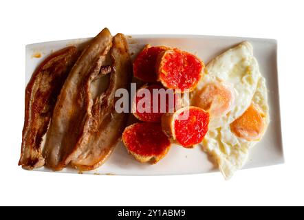 Spiegeleier mit Pancetta-Scheiben und Sandwiches mit Pan con Tomate Stockfoto