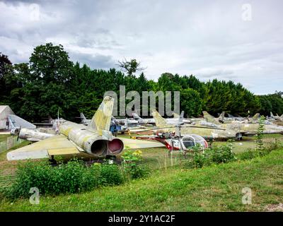 Verschiedene Flugzeuge im Schloss Savigny-les Beaune Museum (Bourgogne/Frankreich) Stockfoto