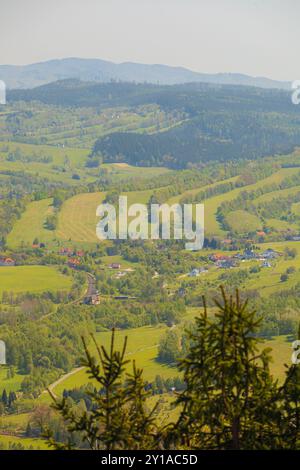 Jedlina-Zdroj, Polen - April 30 2024: Ein atemberaubender Panoramablick auf Gluszyca entfaltet sich vom Gipfel des Gomólnik Maly und offenbart ein malerisches lan Stockfoto