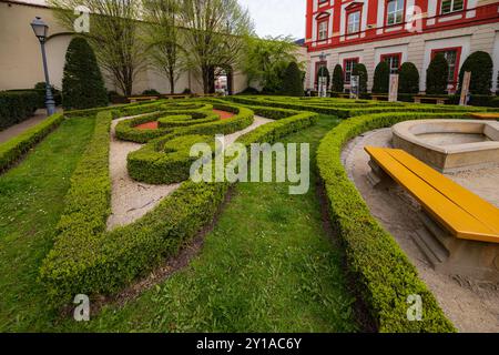 Breslau, Polen - 6. April 2024: Ein sorgfältig gestalteter Garten im Ossolineum in Breslau bietet komplexe Hecken und eine friedliche Atmosphäre Stockfoto
