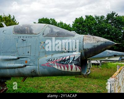 Vought F-8 im Savigny-les Beaune Castle Museum (Bourgogne/Frankreich) Stockfoto