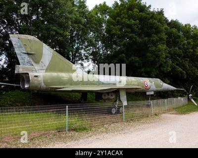 Strategischer Bomber Mirage IV im Schloss Savigny-les Beaune Museum (Bourgogne/Frankreich) Stockfoto