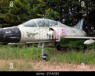 Kriegsflugzeug Mirage III im Schloss Savigny-les Beaune Museum (Bourgogne/Frankreich) Stockfoto