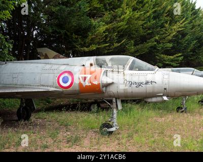 Kriegsflugzeug Mirage III im Schloss Savigny-les Beaune Museum (Bourgogne/Frankreich) Stockfoto