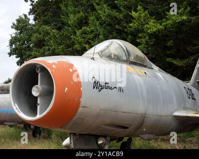 Mystère IV. Kriegsflugzeug im Schloss Savigny-les Beaune Museum (Bourgogne/Frankreich) Stockfoto