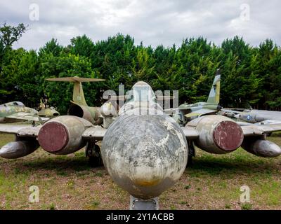 Frontalansicht eines Kampfflugzeugs im Savigny-les Beaune Castle Museum (Bourgogne/Frankreich) Stockfoto