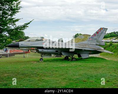 f-16 Falke Kriegsflugzeug im Savigny-les Beaune Castle Museum (Bourgogne/Frankreich) Stockfoto