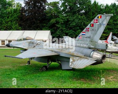 f-16 Falke Kriegsflugzeug im Savigny-les Beaune Castle Museum (Bourgogne/Frankreich) Stockfoto