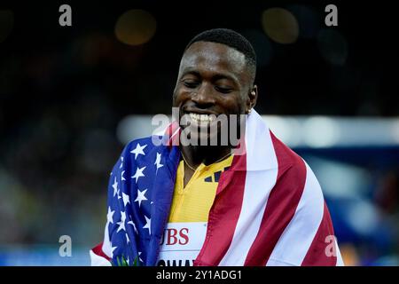 Zürich, Schweiz. September 2024. Zürich, Schweiz, 5. September 2024: Grant Holloway (USA) feiert seinen Sieg während des 110m Hürden Men-Events in der Wanda Diamond League Weltklasse Zürich im Stadion Letzigrund in Zürich. (Daniela Porcelli/SPP) Credit: SPP Sport Press Photo. /Alamy Live News Stockfoto