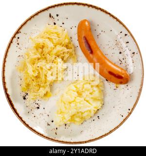 Gebratene Würstchen mit Kartoffelbrei und gedünstetem Kohl Stockfoto