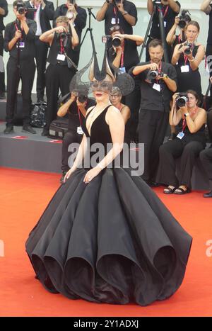 Venedig, Italien. September 2024. VENEDIG (IT), 04/2024 - FESTIVAL/CINEMA/VENICE/IT - das 81. Internationale Filmfestival von Venedig wurde von berühmten Hollywood-Stars besucht, während der Red Carpet Lady Gaga und Joaquin Phoenix, dem Duo, das in „Joker: Delirium for Two“ spielt, in der Nacht des 4. September 2024. (Foto: Julia Mineeva/Thenews2/Zumapress) (Foto: © Julia Mineeva/TheNEWS2 via ZUMA Press Wire) NUR REDAKTIONELLE VERWENDUNG! Nicht für kommerzielle ZWECKE! Stockfoto