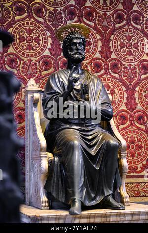 Die Statue des Heiligen Peter im Petersdom im Vatikan. Stockfoto