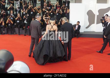 Venedig, Italien. September 2024. VENEDIG (IT), 04/2024 - FESTIVAL/CINEMA/VENICE/IT - das 81. Internationale Filmfestival von Venedig wurde von berühmten Hollywood-Stars besucht, während der Red Carpet Lady Gaga und Joaquin Phoenix, dem Duo, das in „Joker: Delirium for Two“ spielt, in der Nacht des 4. September 2024. (Foto: Julia Mineeva/Thenews2/Zumapress) (Foto: © Julia Mineeva/TheNEWS2 via ZUMA Press Wire) NUR REDAKTIONELLE VERWENDUNG! Nicht für kommerzielle ZWECKE! Stockfoto