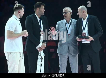 Zagreb, Kroatien. September 2024. Die Delegation von Real Madrid Alberto Herreros und Felipe Reyes und Luka Doncic mit Drazens Bruder Aleksandar Petrovic während des Gedenkspiels zum Gedenken an Drazen Petrovic zwischen der kroatischen Nationalmannschaft und ausgewählten europäischen Spielern am 5. September 2024 in der Arena Zagreb. Foto: Marko Lukunic/PIXSELL Credit: Pixsell/Alamy Live News Stockfoto