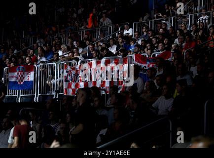 Zagreb, Kroatien. September 2024. Fans während des Gedenkspiels zum Gedenken an Drazen Petrovic zwischen der kroatischen Nationalmannschaft und ausgewählten europäischen Spielern in der Arena Zagreb am 05. September 2024. Foto: Marko Lukunic/PIXSELL Credit: Pixsell/Alamy Live News Stockfoto