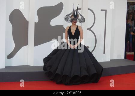 Venedig, Italien. September 2024. VENEDIG (IT), 04/2024 - FESTIVAL/CINEMA/VENICE/IT - das 81. Internationale Filmfestival von Venedig wurde von berühmten Hollywood-Stars besucht, während der Red Carpet Lady Gaga und Joaquin Phoenix, dem Duo, das in „Joker: Delirium for Two“ spielt, in der Nacht des 4. September 2024. (Foto: Julia Mineeva/Thenews2/Zumapress) (Foto: © Julia Mineeva/TheNEWS2 via ZUMA Press Wire) NUR REDAKTIONELLE VERWENDUNG! Nicht für kommerzielle ZWECKE! Stockfoto