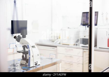 Das Innere des Tierkliniklabors mit moderner Ausstattung für die präzise Diagnostik Stockfoto