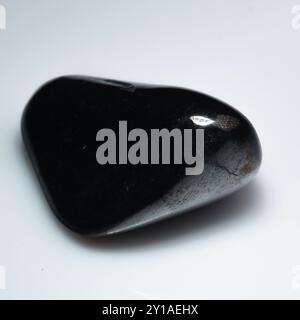 Shungite Edelstein: Eine polierte Eleganz der antiken Energie. Stockfoto