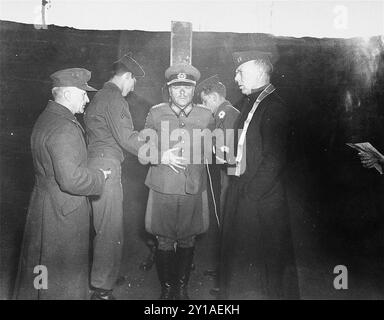 Amerikanische Truppen bereiten General Anton Dostler auf die Hinrichtung vor. Dostler wurde hingerichtet, weil er im März 1944 die Erschießung von 15 US-Soldaten angeordnet hatte, die hinter deutschen Linien gefangen genommen wurden. Die Amerikaner waren auf einer Sabotagemission und hätten nach der Haager Konvention bei ihrer Gefangennahme als Kriegsgefangene behandelt werden sollen. Dostler behauptete jedoch zu seiner Verteidigung, er führe lediglich Befehle aus, den sogenannten „Commando Order“, den er und andere deutsche Offiziere direkt von Adolf Hitler erhalten hatten, um alliierte Truppen, die auf deutsch besetzten Gebieten gefangen genommen wurden, zu hinrichten, wenn sie auf intelligen seien Stockfoto