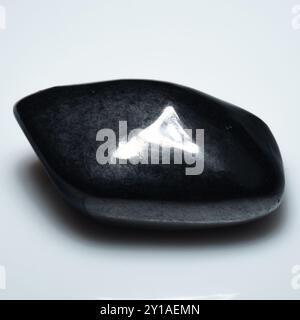 Eleganter Shungite Edelstein auf minimalistischem weißem Hintergrund - Stockfoto. Stockfoto