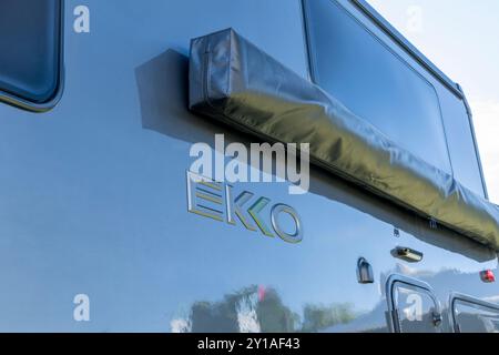Loveland, CO, USA - 24. August 2024: Details des Winnebago EKKO Wohnmobusses, Klasse C, gebaut auf Ford AWD Transit Chassis. Stockfoto