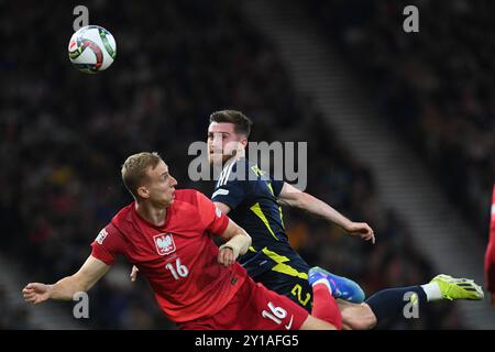 . Schottland gegen Polen UEFA Nations League: Liga A, Gruppe 1 Donnerstag, 5. September 2024 Hampden Park, Glasgow. Schottland . UK Anthony Ralston (Schottland) meldet sich von Adam Buksa (Polen) ab Credit: eric mccowat/Alamy Live News Stockfoto