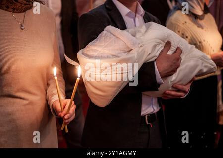 Fröhliche Feier eines neuen Lebens: Ein zärtlicher Moment bei einer Babyzeremonie. Stockfoto