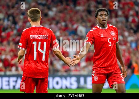 14 (DEN) - Mikkel Damsgaard, 5 (DEN) - Patrick Dorgu. High Five. Hallo fünf. UEFA Nations League: Danmark mod Schweiz - 05.09.24. København, Danmark. Stockfoto