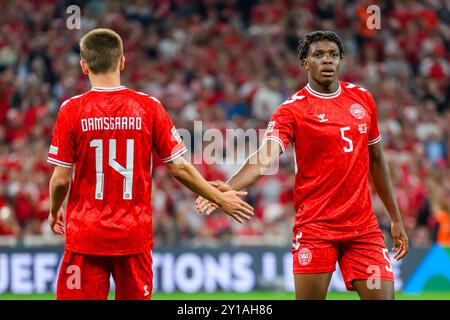 14 (DEN) - Mikkel Damsgaard, 5 (DEN) - Patrick Dorgu. High Five. Hallo fünf. UEFA Nations League: Danmark mod Schweiz - 05.09.24. København, Danmark. Stockfoto