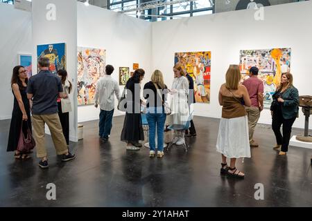 New York, NY, USA. September 2024. Die jährlich stattfindende Armory Show, die bis zum 8. September 2024 stattfindet, eine Ausstellung mit über 225 Galerien aus mehr als 35 Ländern, die moderne und zeitgenössische Kunst zeigen, wurde im Javits Center der Öffentlichkeit zugänglich gemacht. Eine Menschenmenge im Stand der Schrein-Galerie. Quelle: Ed Lefkowicz/Alamy Live News Stockfoto