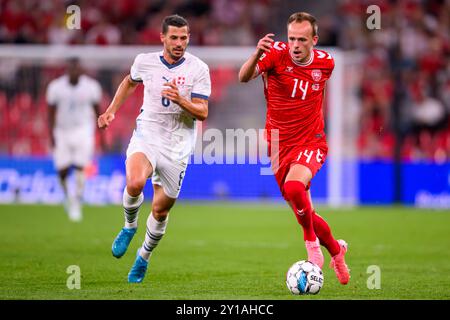 14 (DEN) - Mikkel Damsgaard, 8 (SUI) - Remo Freuler. UEFA Nations League: Danmark mod Schweiz - 05.09.24. København, Danmark. 5. September 2024. Stockfoto