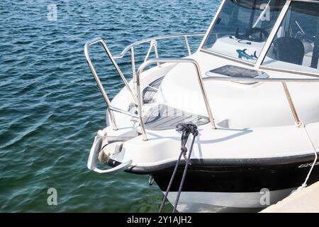 Segelboot Bug mit mantus Anker auf Meeresgewässern Hintergrund Stockfoto